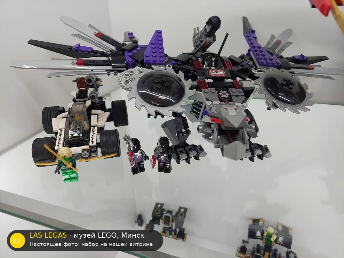 LEGO 70725 Ниндроид Мех-Дракон (Nindroid MechDragon) на витрине музея Las Legas