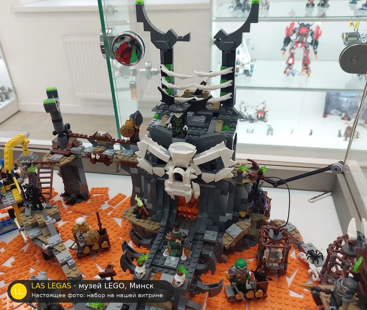LEGO 71722 Подземелья Короля Черепов (Skull Sorcerer's Dungeons) на витрине музея Las Legas