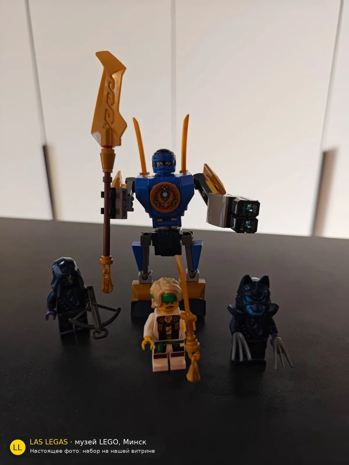 LEGO 71805 Боевой набор механического Джея (Jay's Mech Battle Pack) на витрине музея Las Legas