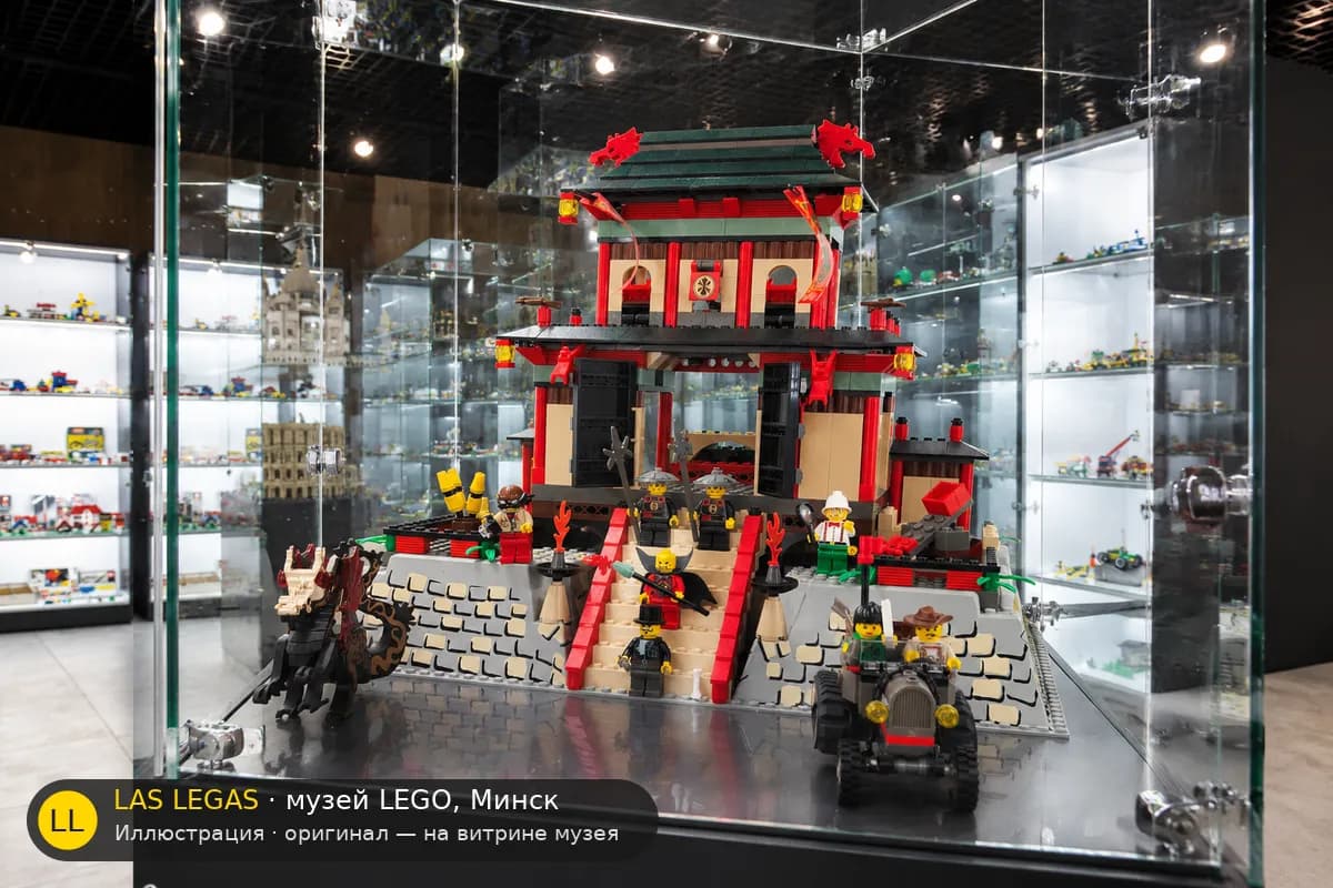 Иллюстрация: LEGO 7419 Крепость Дракона на витрине в зале музея Las Legas