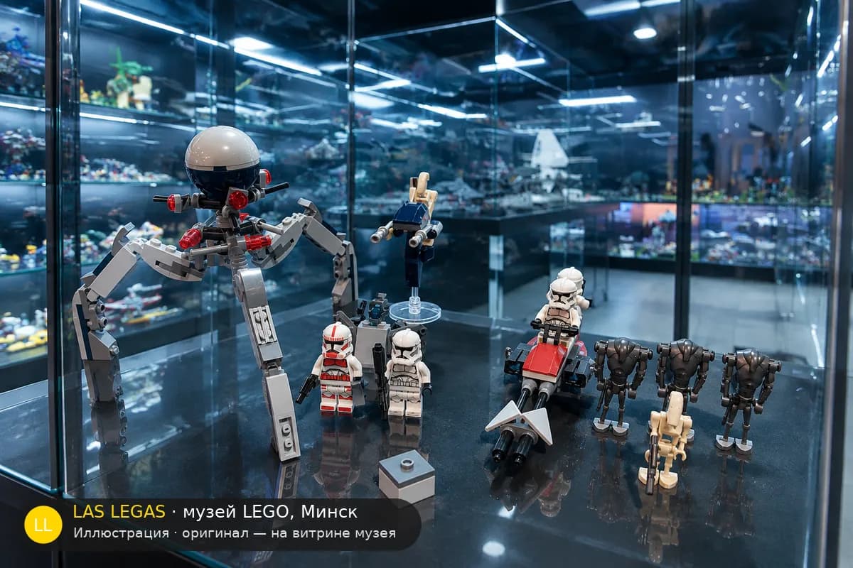 Иллюстрация: LEGO 75372 Клон-солдаты и боевые дроиды на витрине в зале музея Las Legas