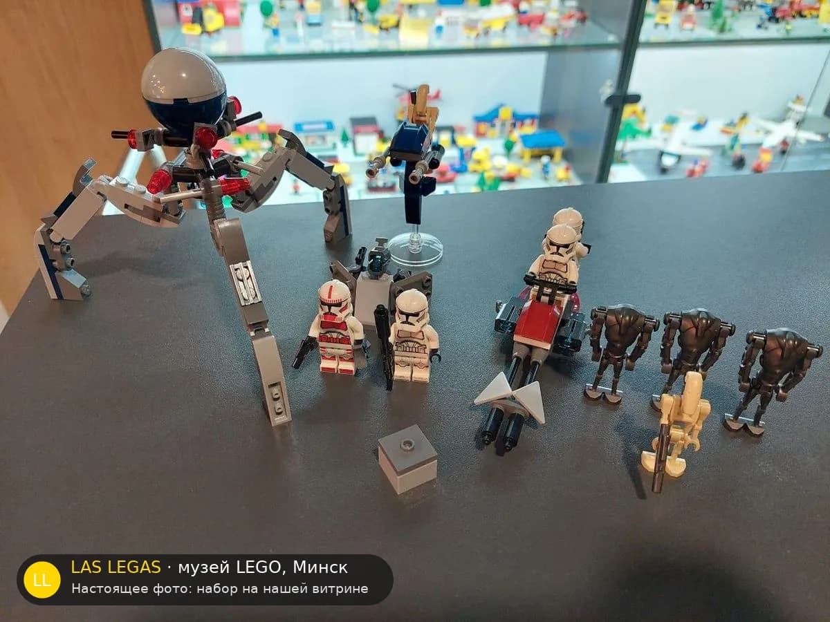 LEGO 75372 Клон-солдаты и боевые дроиды (Clone Trooper & Battle Droid Battle Pack) на витрине музея Las Legas