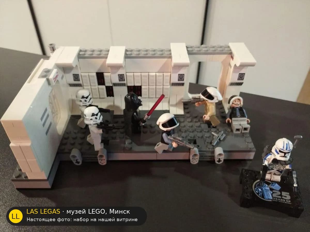 LEGO 75387 Высадка на Тантив IV (Boarding the Tantive IV) на витрине музея Las Legas