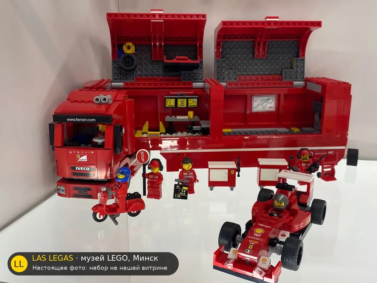 LEGO 75913 F14 T и грузовик Scuderia Ferrari (F14 T & Scuderia Ferrari Truck) на витрине музея Las Legas