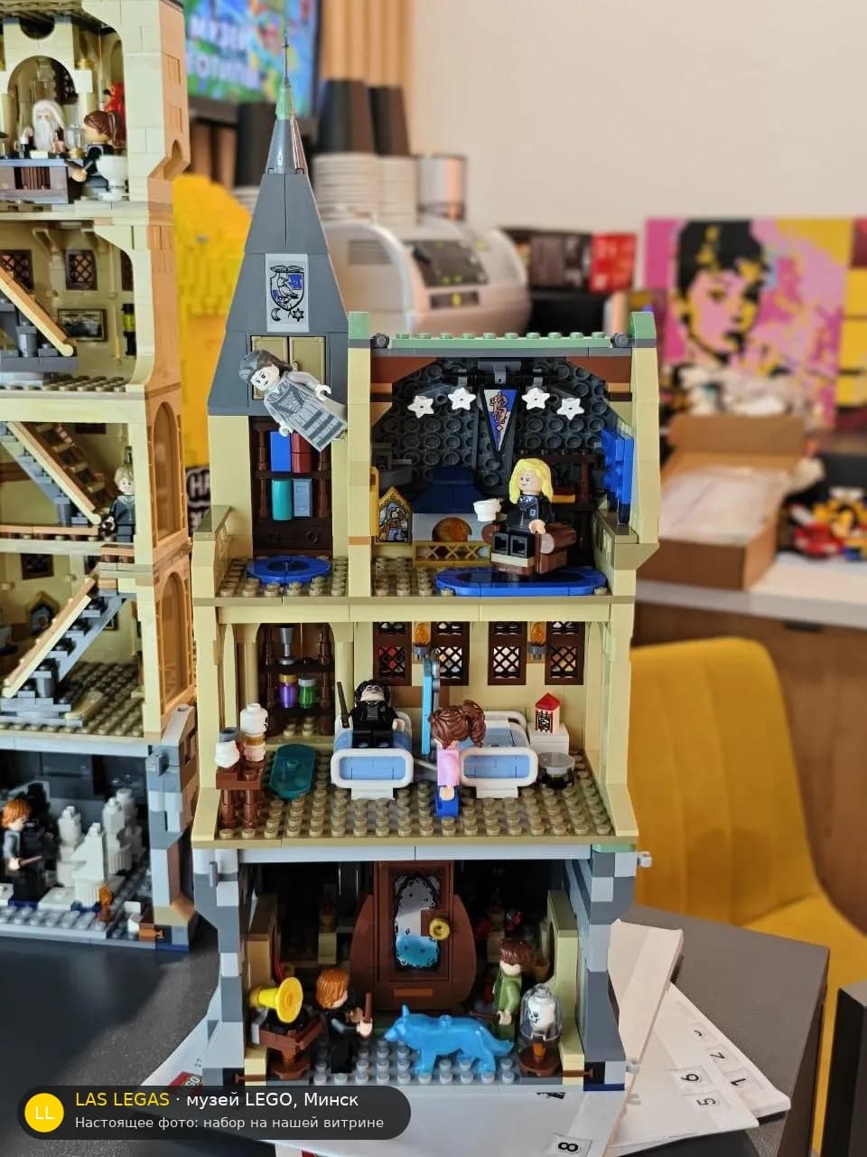 LEGO 76463 Хогвартс: Больничное крыло (Hogwarts Castle: Hospital Wing) на витрине музея Las Legas