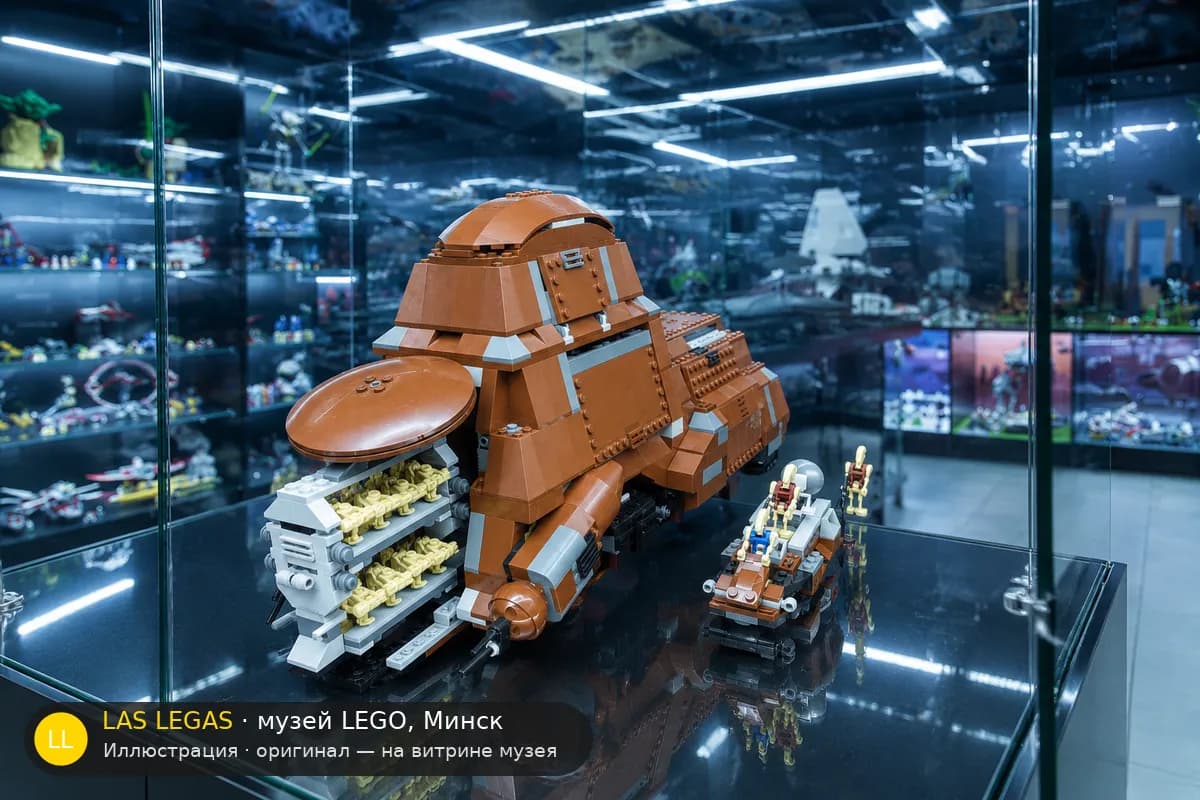 Иллюстрация: LEGO 7662 Транспорт дроидов на витрине в зале музея Las Legas