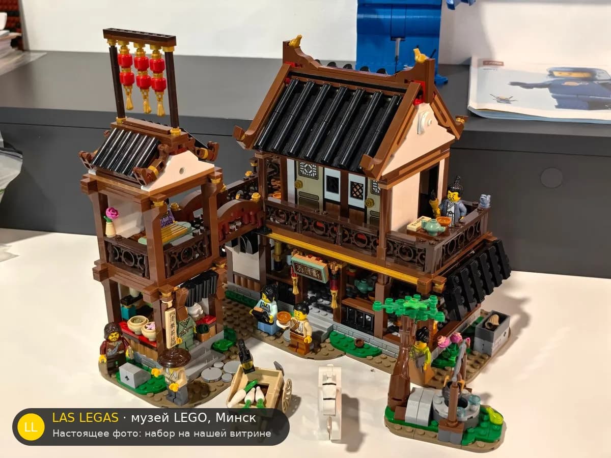 LEGO 80121 Древняя гостиница для любования луной (Ancient Moon-Gazing Inn) на витрине музея Las Legas