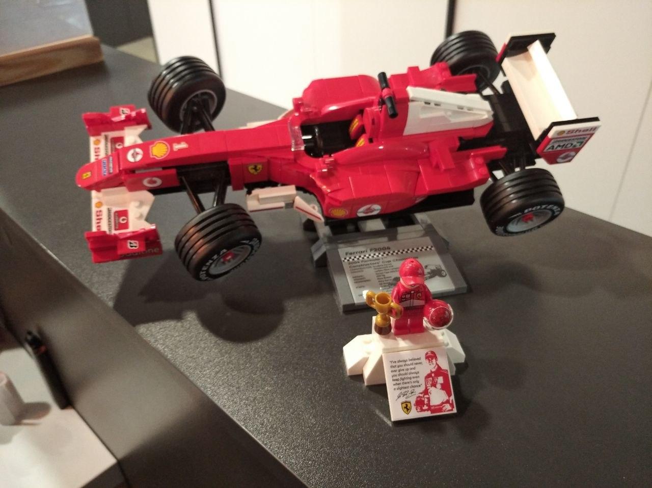 LEGO 11375 Ferrari F2004 & Michael Schumacher — экспонат музея Las Legas
