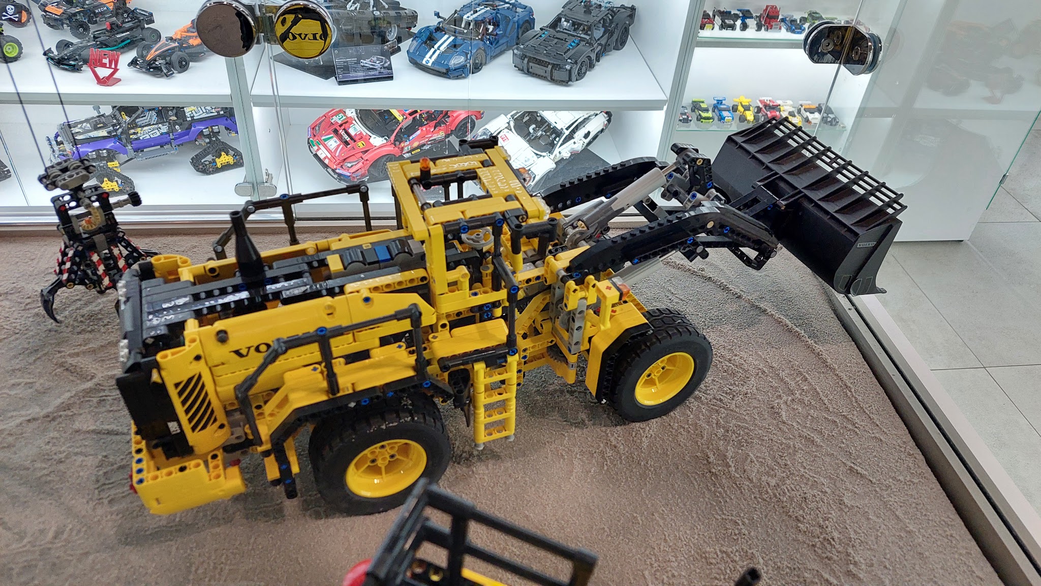 LEGO 42030 Volvo L350F Wheel Loader — экспонат музея Las Legas