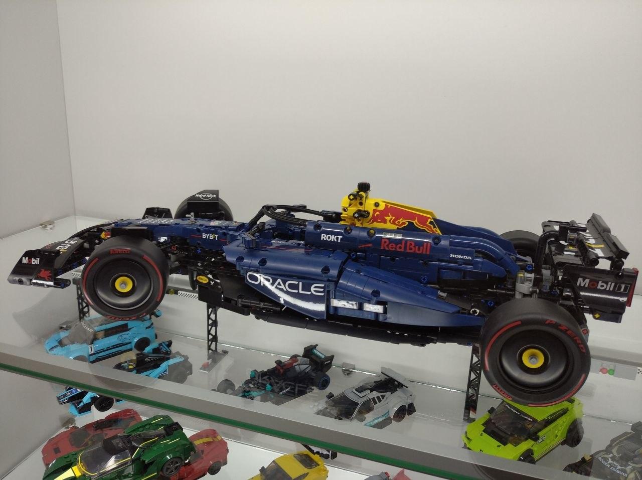 LEGO 42206 Oracle Red Bull Racing RB20 F1 Car — экспонат музея Las Legas